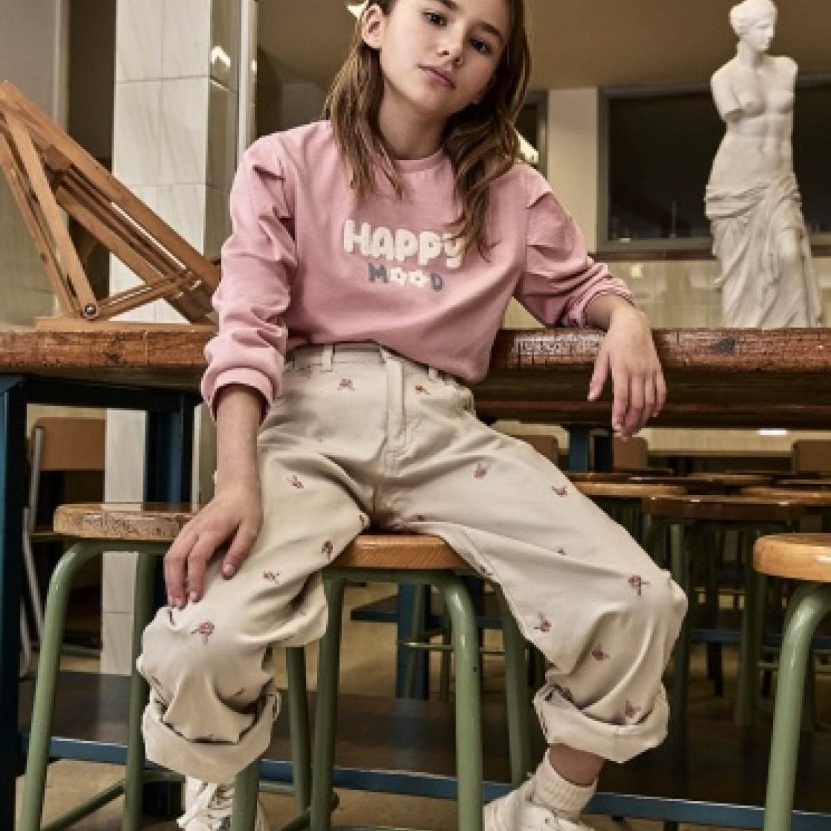 Ver Pantalón niña beige flores bordadas