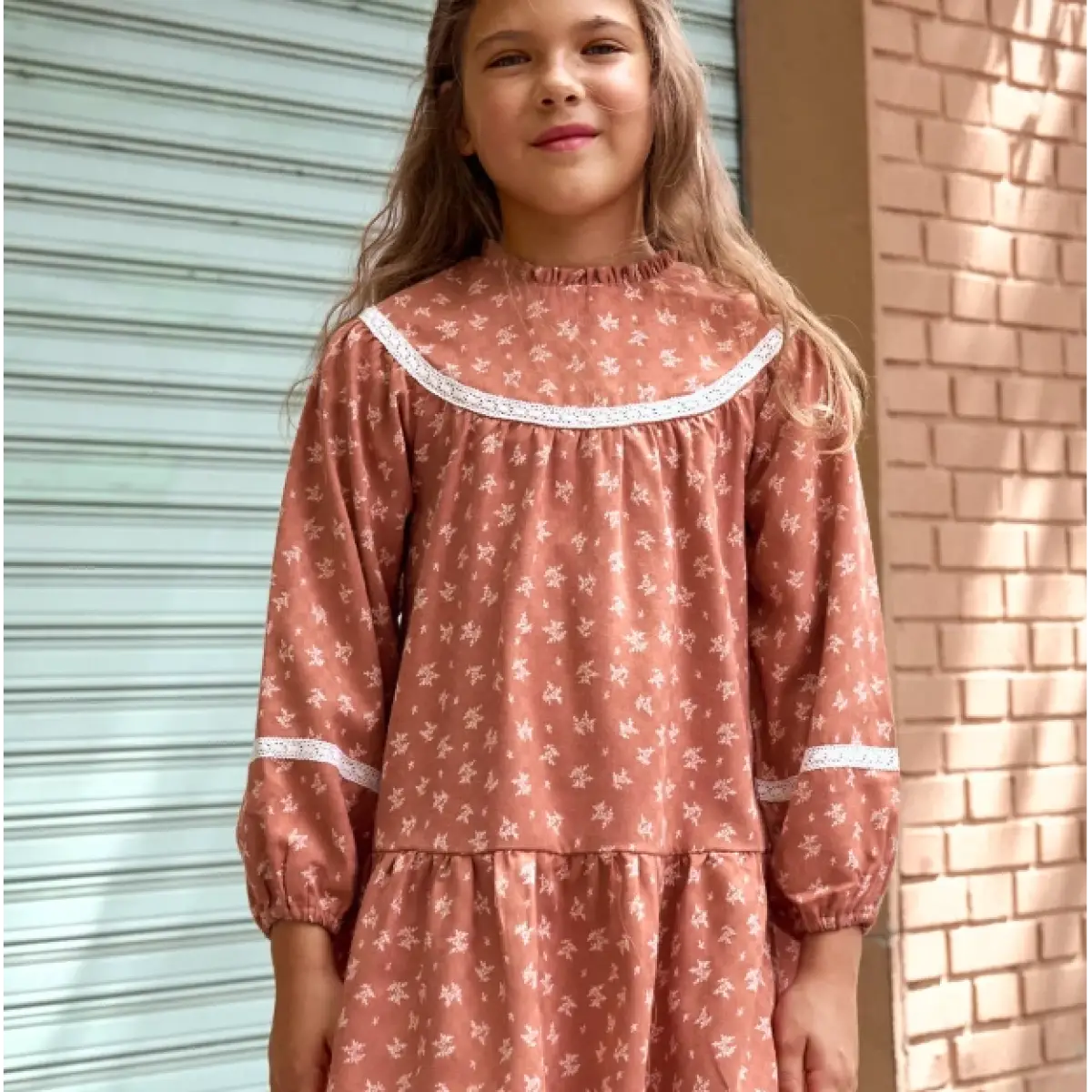 Ver Vestido de niña color teja con estampado de hojas