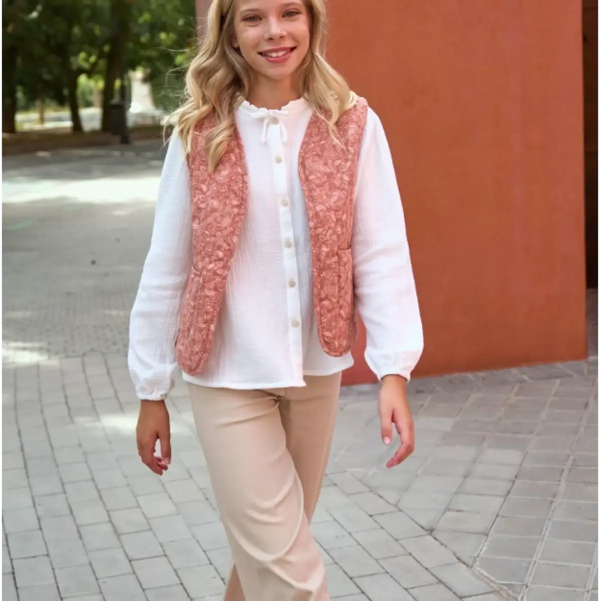 Ver Chaleco niña teja estampado geométrico blanco