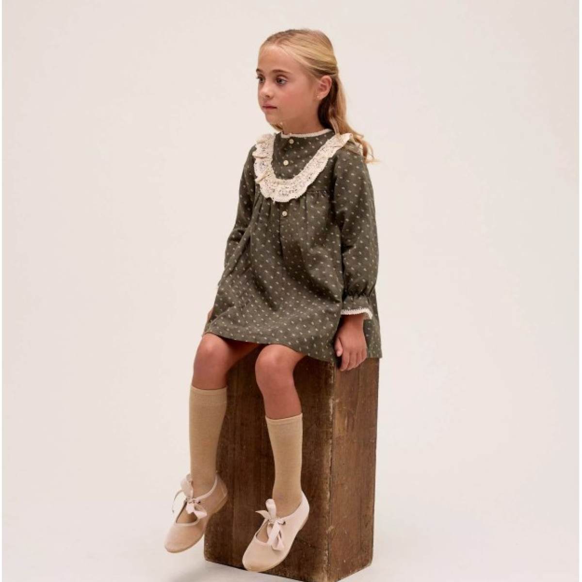 Ver Vestido niña verde oliva encaje