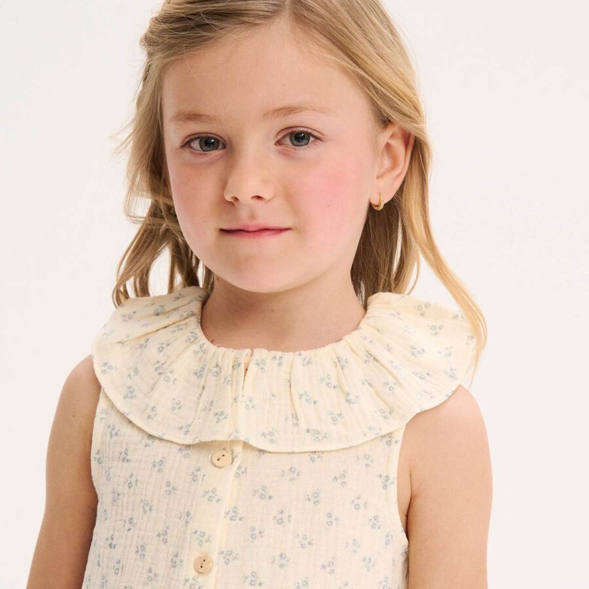 Ver Camisa niña cuello volante flores azul