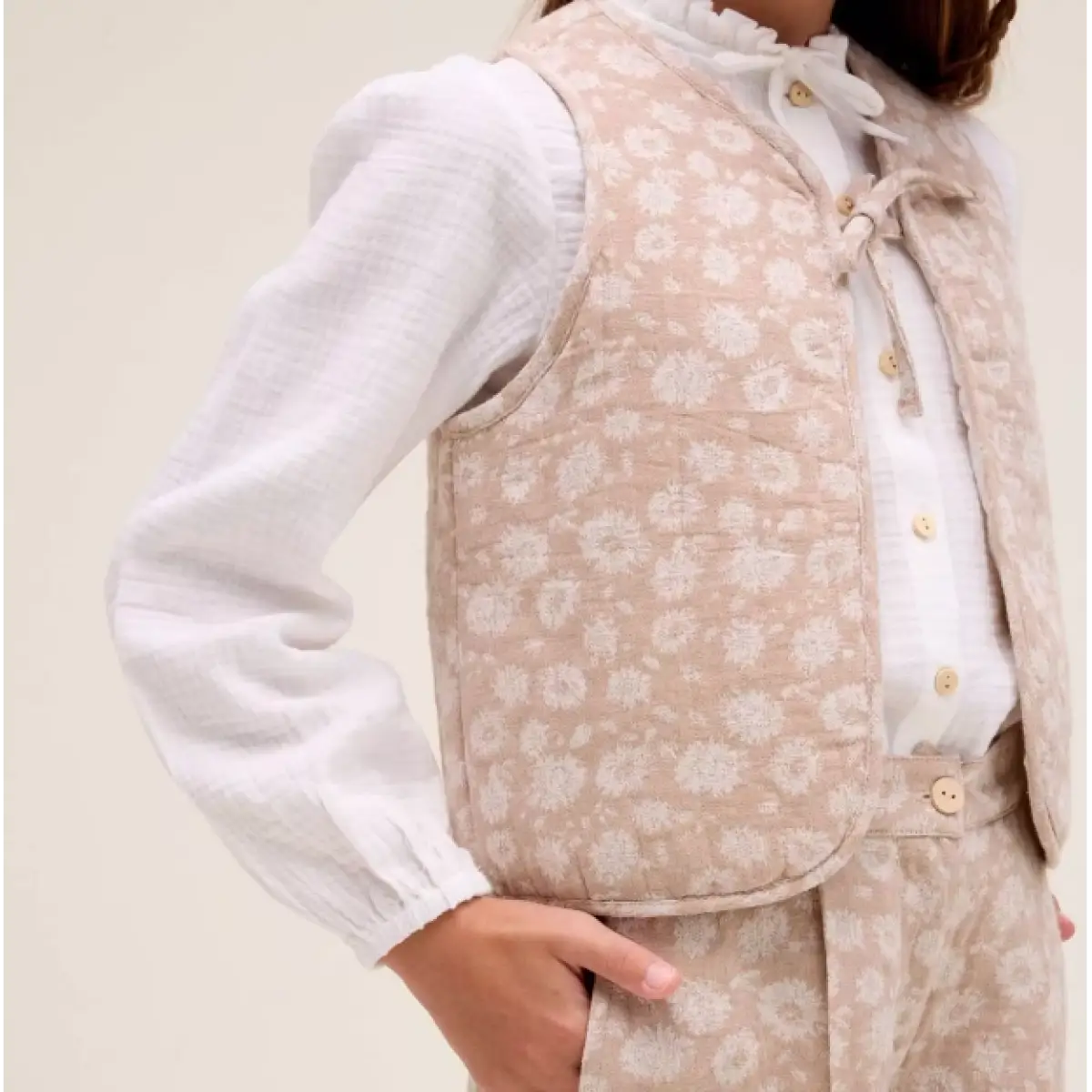 Ver Chaleco niña lino beige flores