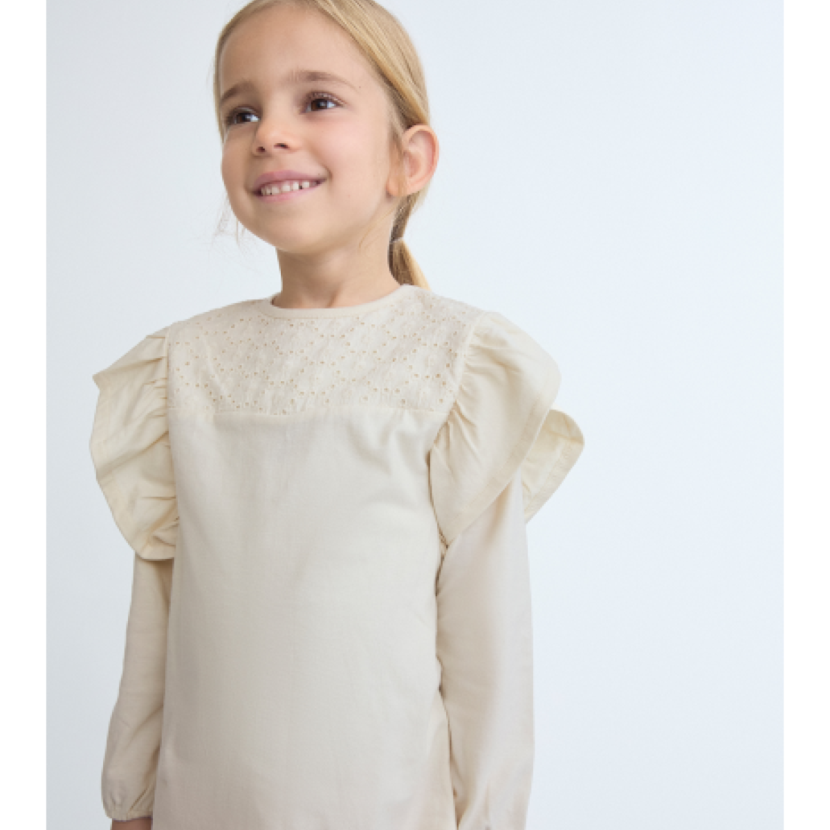 Ver Camiseta niña perforada volantes beige/rosa