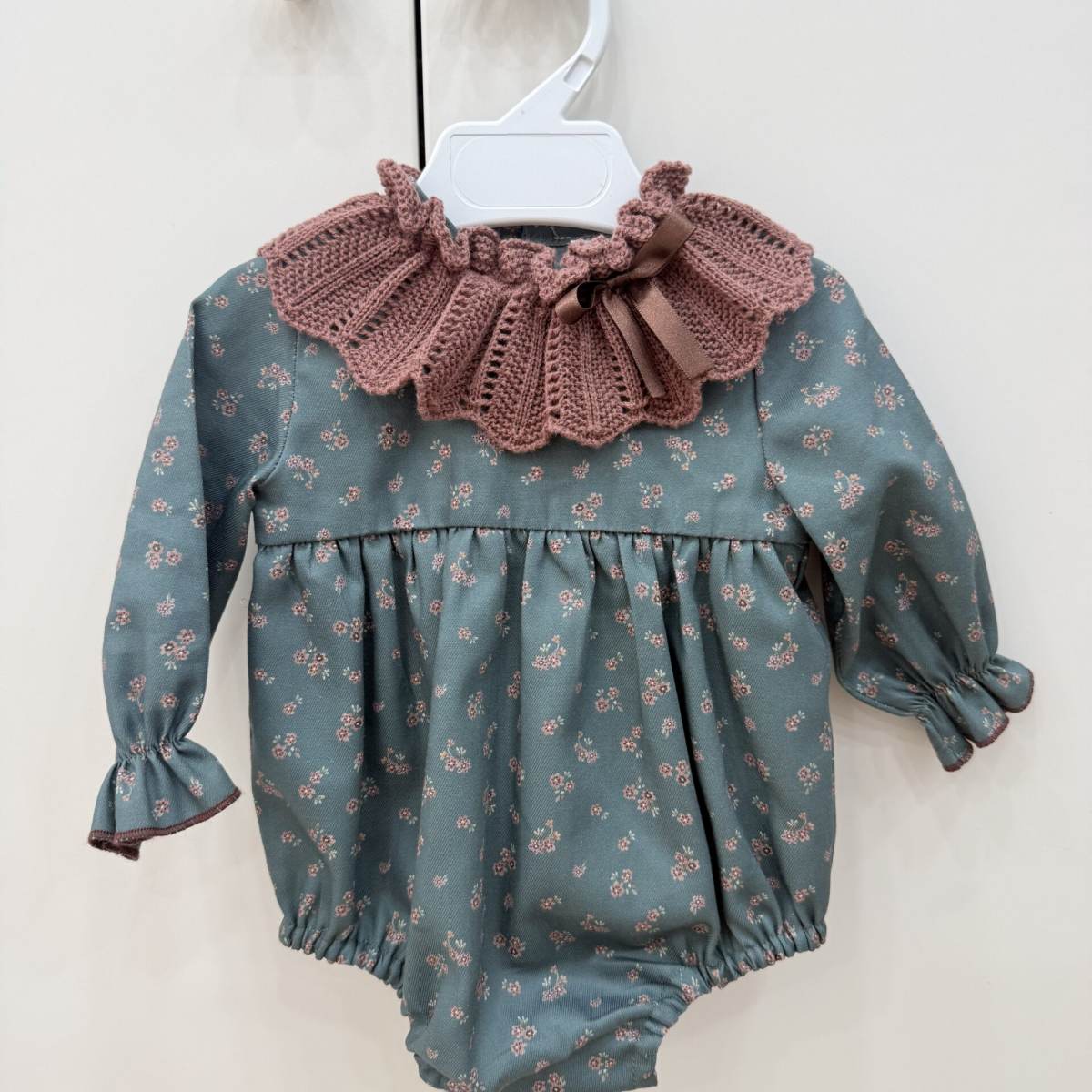 Ver Pelele verde cuello punto teja