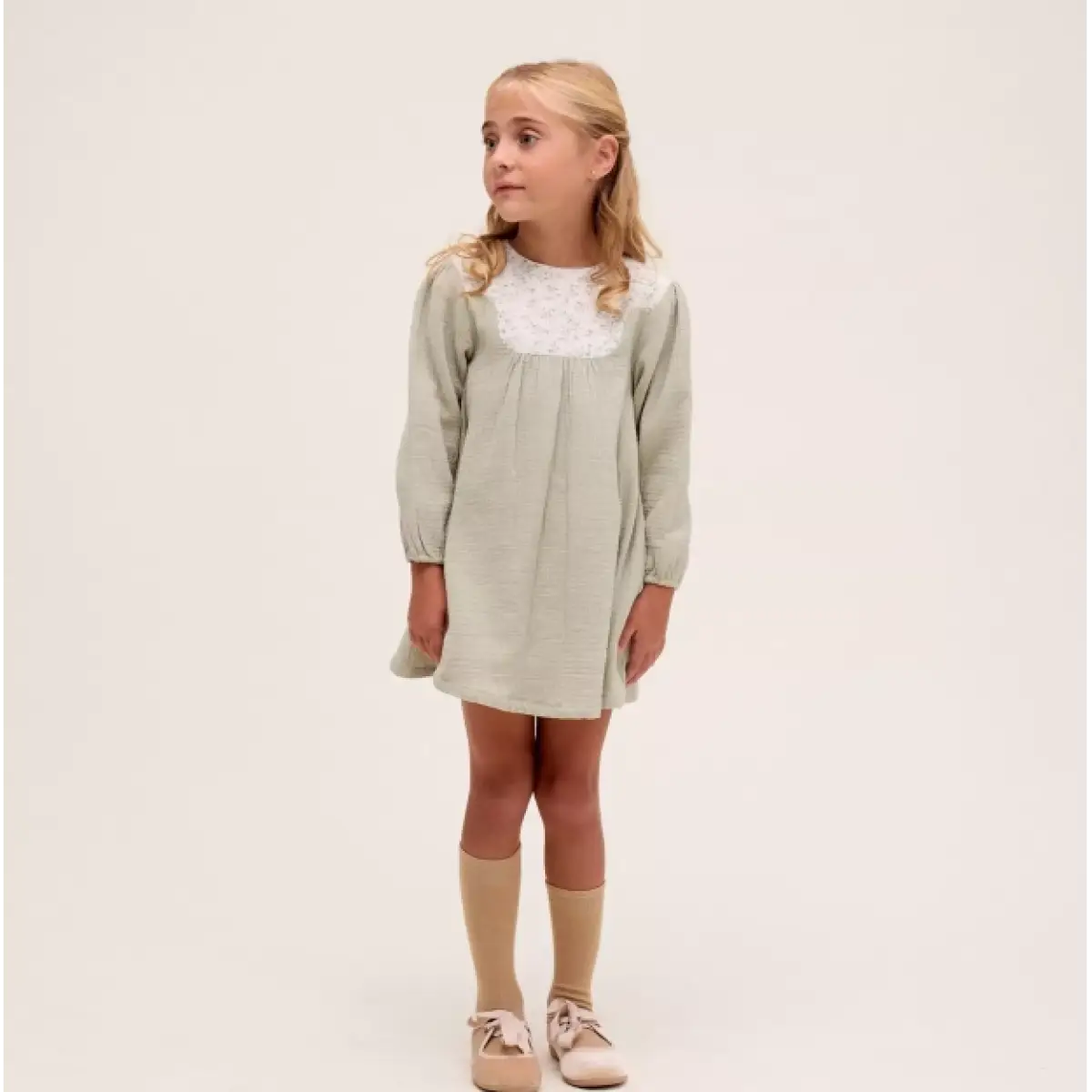 Ver Vestido de niña de muselina en verde con detalle f
