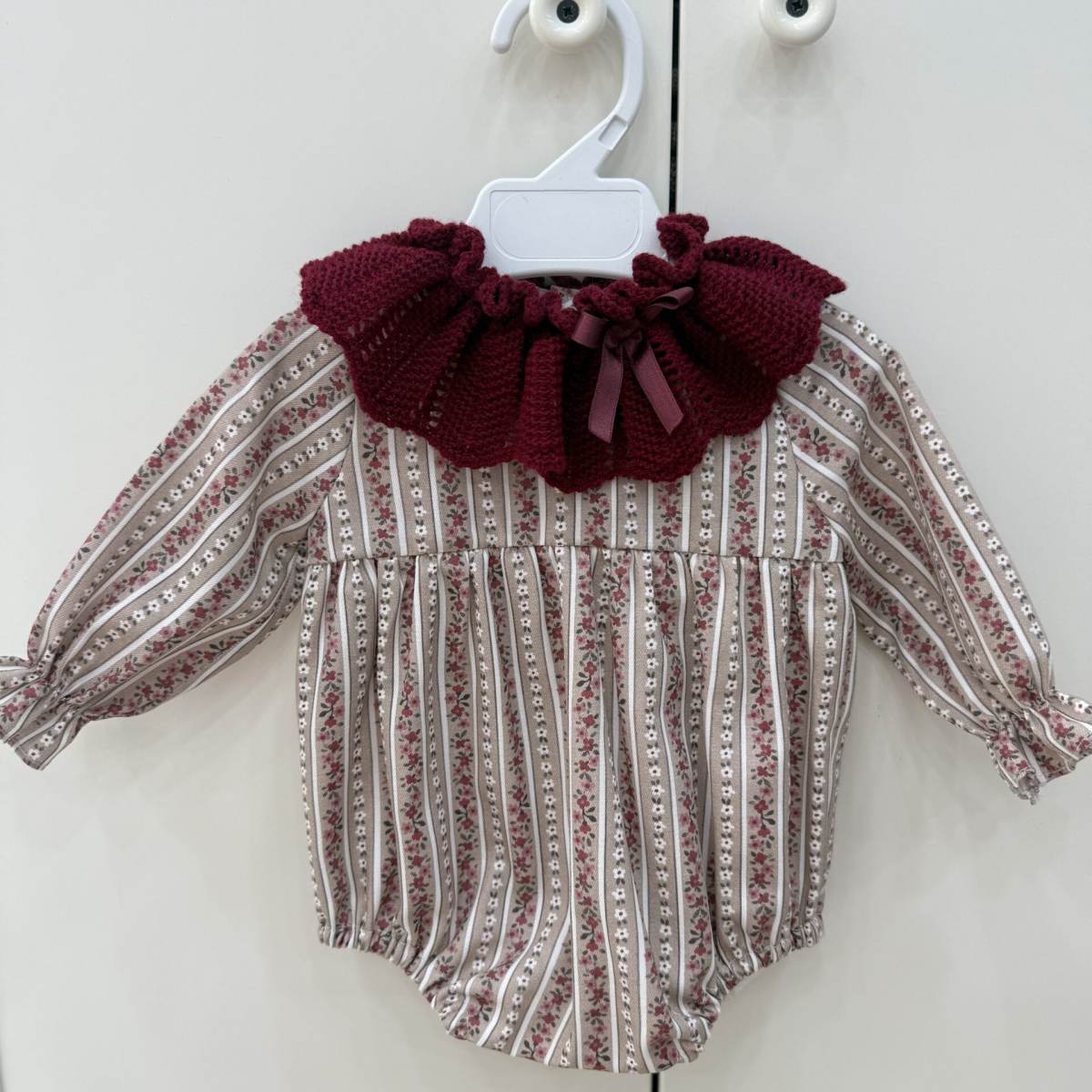 Ver Pelele turrón flores cuello tricot