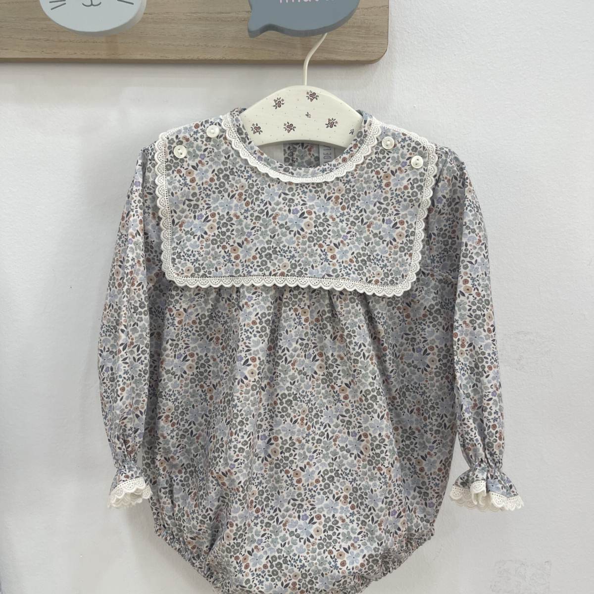 Ver Pelele bebé flores beige