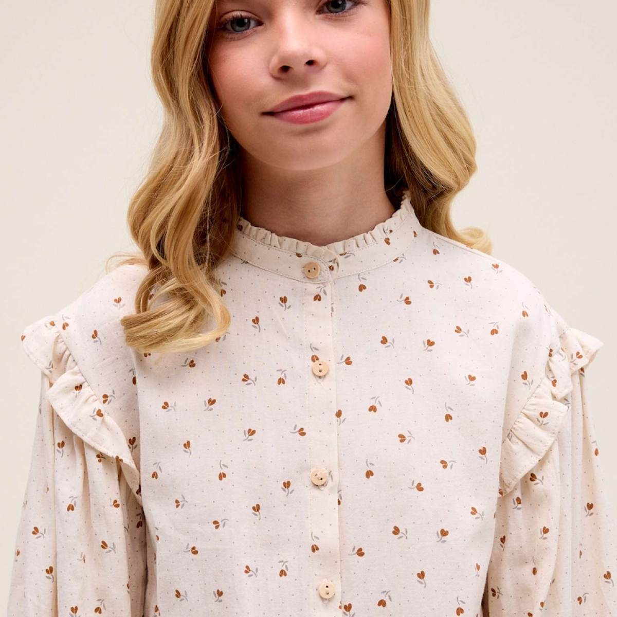 Ver Blusa de niña beige con estampado floral