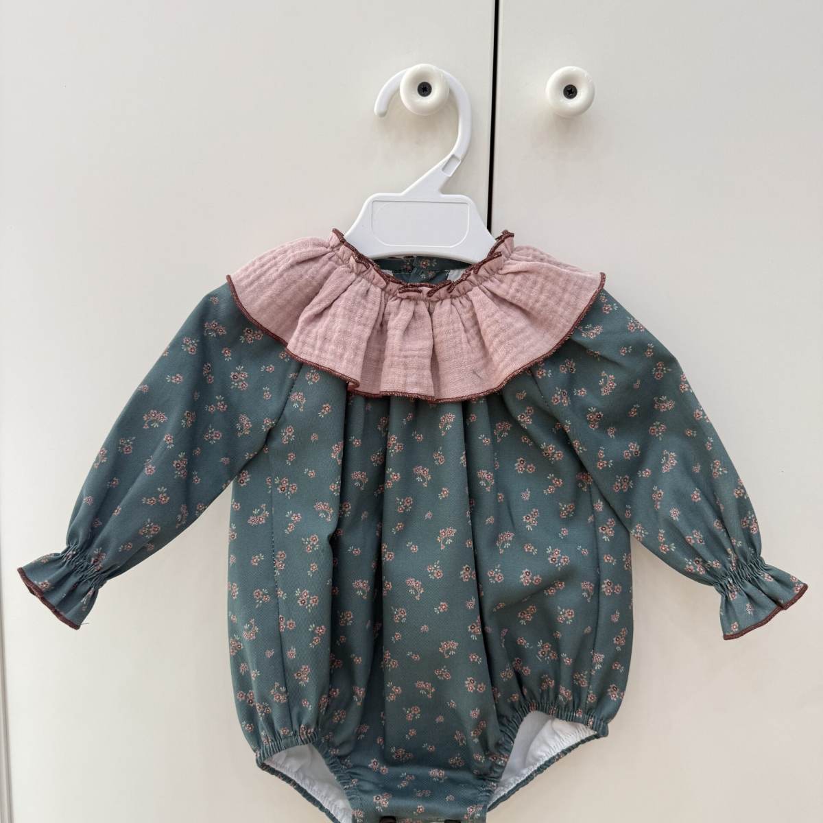 Ver Pelele verde flores moka