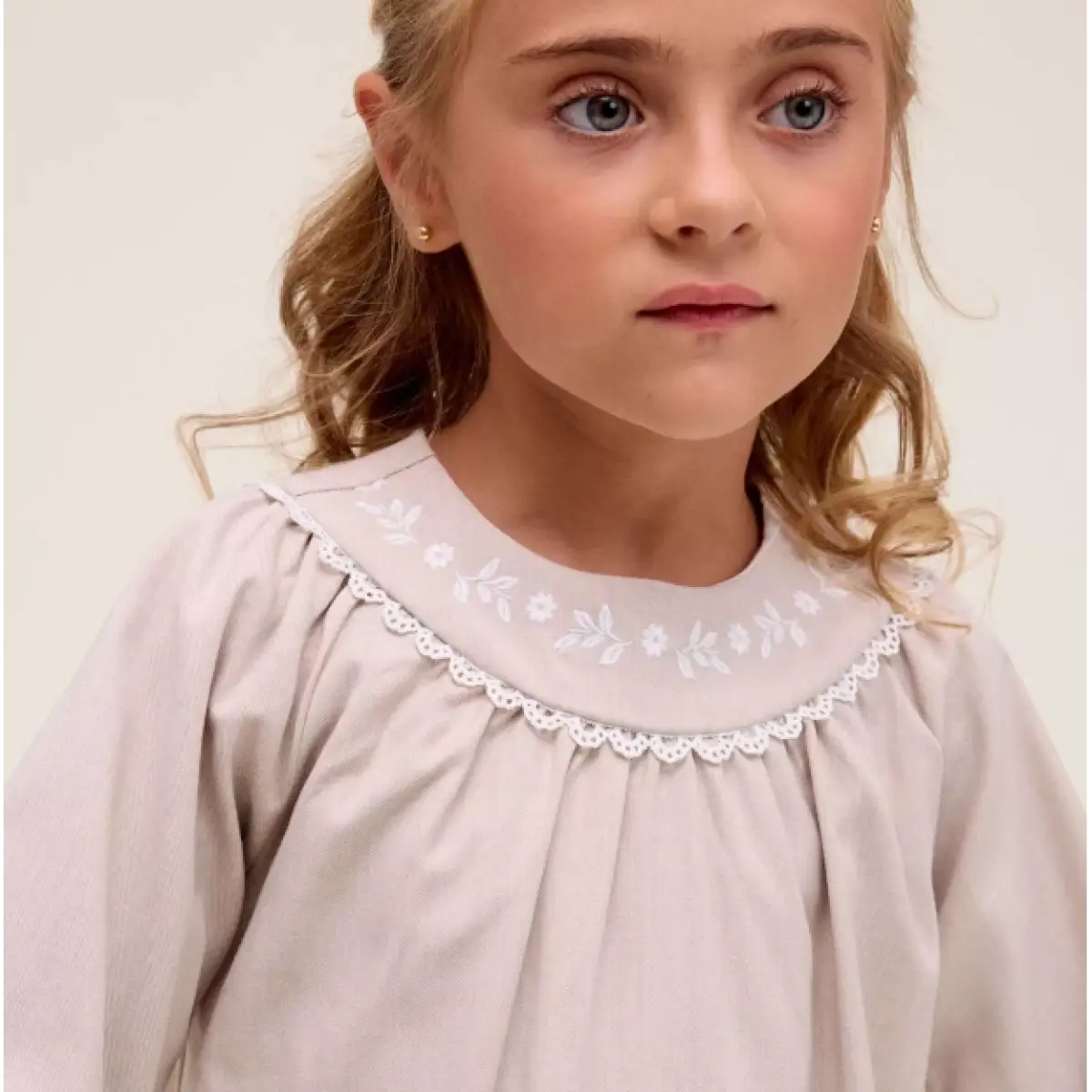 Ver Vestido de niña beige de ceremonia con bordado