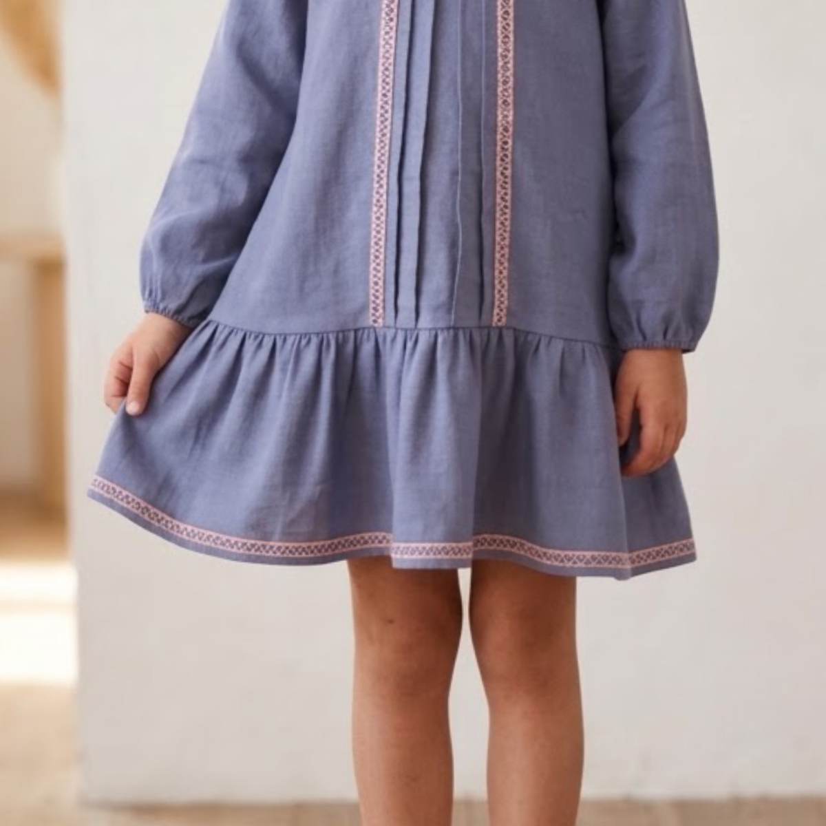 Ver Vestido niña azul con jaretas y detalles bordados